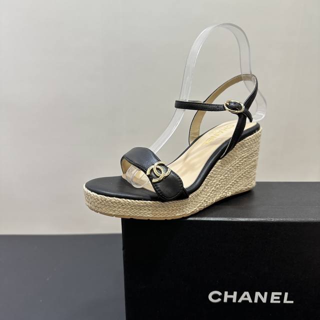 Chanel小香香奈儿2025最新麻绳底坡跟松糕底厚底凉鞋！香奈儿坡跟凉鞋，尽显法式优雅风情。简约搭扣饰以经典双C标志，奢华精致。绑带设计贴合脚型，舒适又时尚。