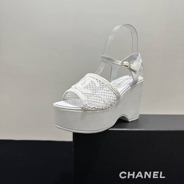 Chanel｜香奈儿小香经典春夏新品 双C厚水台厚底松糕底毛线网面凉鞋 这一季的春款真的太爱了！ 网纱若隐若现 性感又不失甜美~