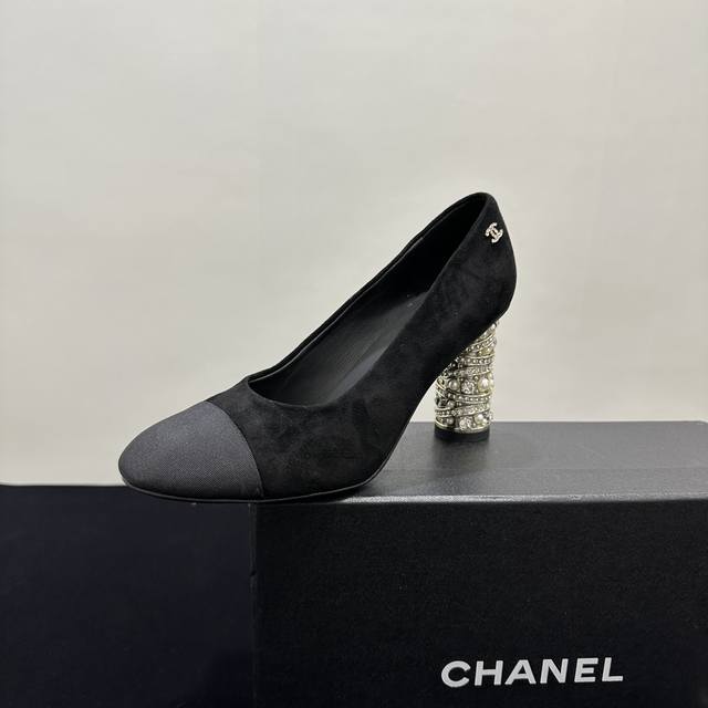 Chanel｜香奈儿小香风25P春夏新品 系列双C镶钻跟搭配珍珠高跟单鞋 这一季美得让人窒息！ 朦胧看不清，不管是衣服还是裙子 穿在女人身上，若隐若现的小性感