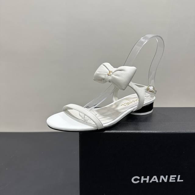 2025Ss小香风Chanel香奈儿蝴蝶结凉鞋，时尚与优雅的完美融合！粉色甜美浪漫，白色纯净清新，黑色经典百搭。精致蝴蝶结搭配金属扣饰，细节之处尽显奢华。露趾设