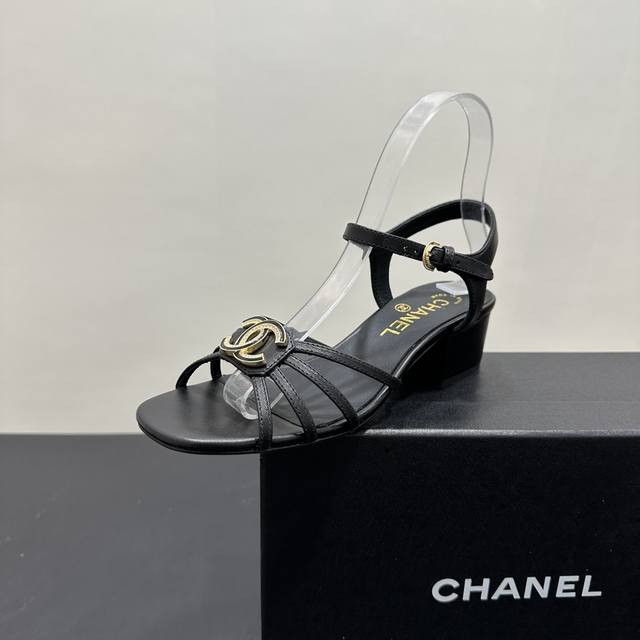 2025Ss小香风Chanel香奈儿这两款粗跟方跟凉鞋，经典魅力拉满！黑色沉稳大气，白色优雅纯净，标志性双C扣饰，搭配闪耀水钻或金属光泽，精致奢华。露趾与交叉带