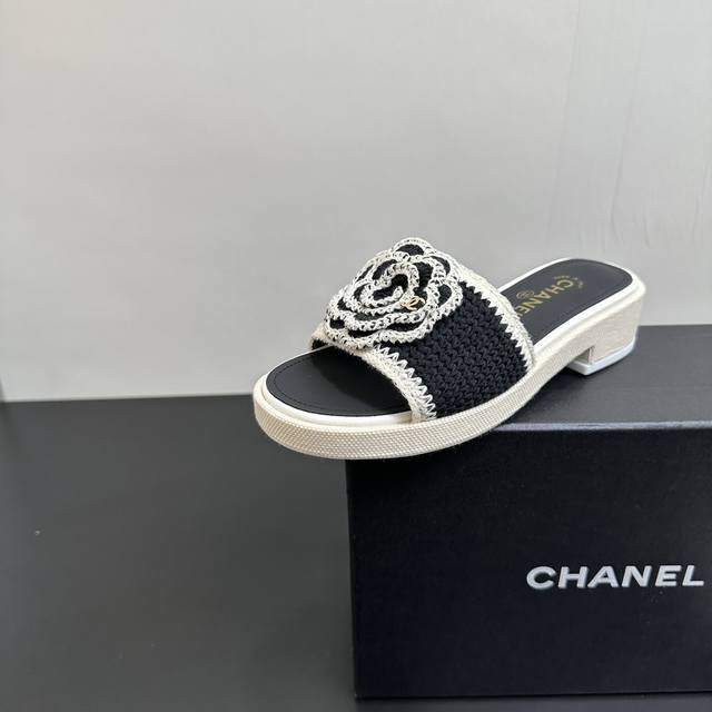 Chanel香奈儿小香风早春新款毛线编织花朵厚底拖鞋 本季秋冬季必备单品 香奈儿秋冬重工爆款 时髦精必备 简约又难以抗拒 精致细节放大看 原版开模五金扣 原版编
