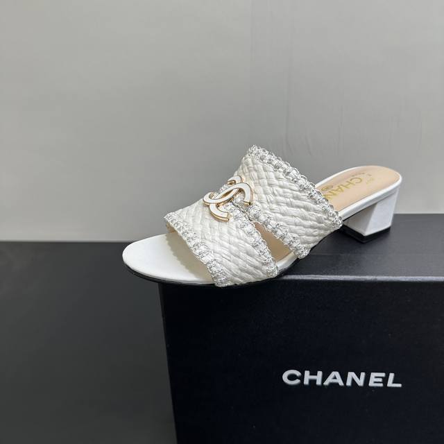 小香Chanel25P最美编织芭蕾舞鞋拉菲草双C粗跟中跟草编拖鞋 小香出品尽是精品！满满夏日的味道。已经能想象夏天穿着衬衫裙子搭配它有多美了！！ 一双闭眼入的拉