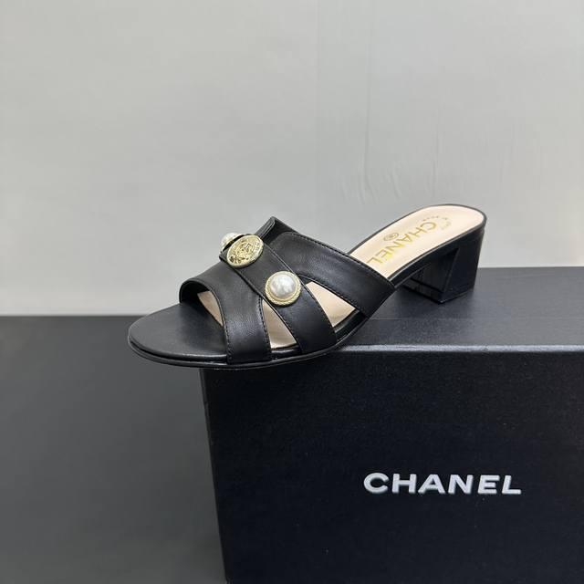 Chanel香奈儿小香风中跟粗跟拖鞋，将优雅与精致诠释得淋漓尽致。珍珠饰扣搭配钱币徽章，质感独特。无论是搭配裙装出席晚宴，还是搭配裤装漫步街头，都能瞬间提升气质