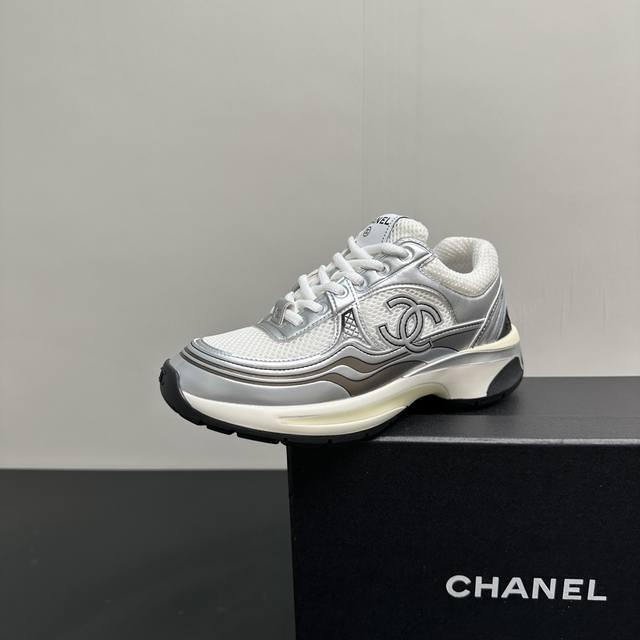 Chanel香奈儿小香2025开春度假休闲运动鞋 银角大王最新的国外走秀款 以摩纳哥国际化的海滨生活方式为灵感 打造一个全新的时尚感 鞋面采用金属皮面拼接镀膜网