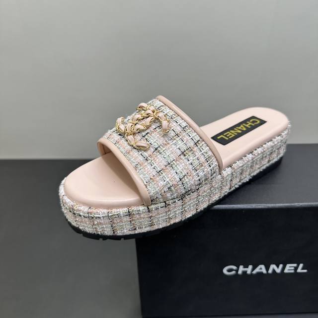 C家Chanel香奈儿厚底拖鞋来袭，经典双C金属扣，奢华与格调并存，轻轻一扣，便是香奈儿独有的优雅态度。标志性粗花呢材质，纹理细腻，质感上乘，每一步都踏出高级风