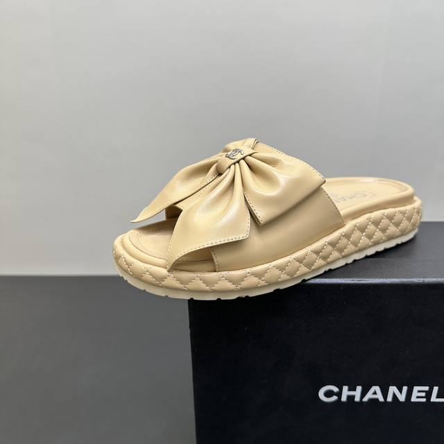 Chanel香奈儿C家小香风厚底菱格拖鞋，时尚界永恒的经典。标志性双C 与蝴蝶结元素，是奢华与优雅的象征，一眼便心动。多样色彩与材质，适配不同穿搭场景，无论是休