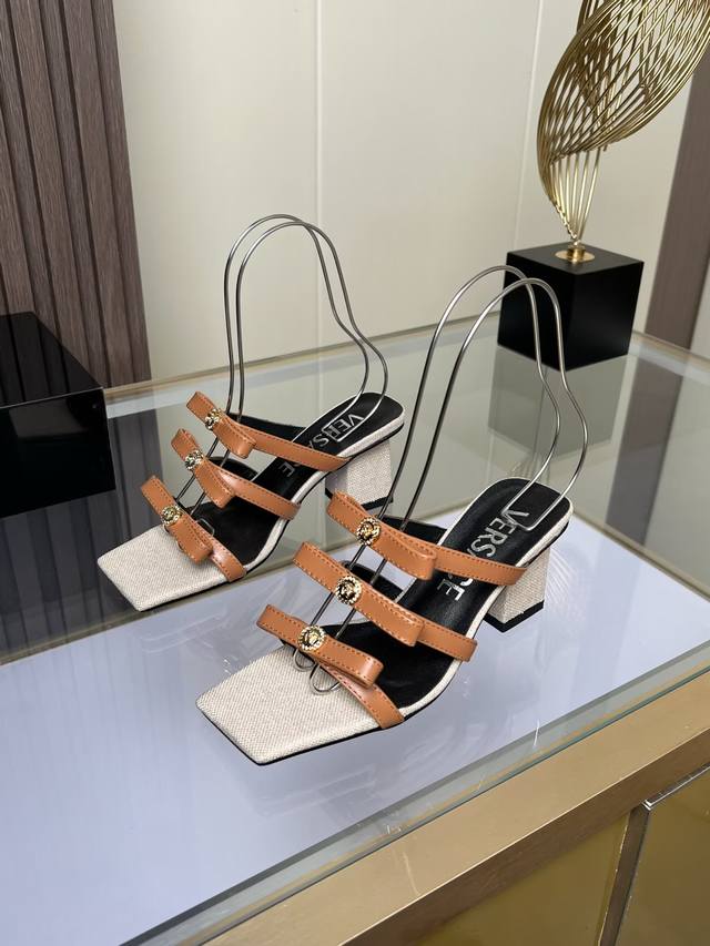 35-42码，出厂 范思哲方头矮跟凉拖鞋，面料牛皮，羊皮内里、羊皮垫脚，橡胶大底，优质麻布包跟，跟高6Cm。