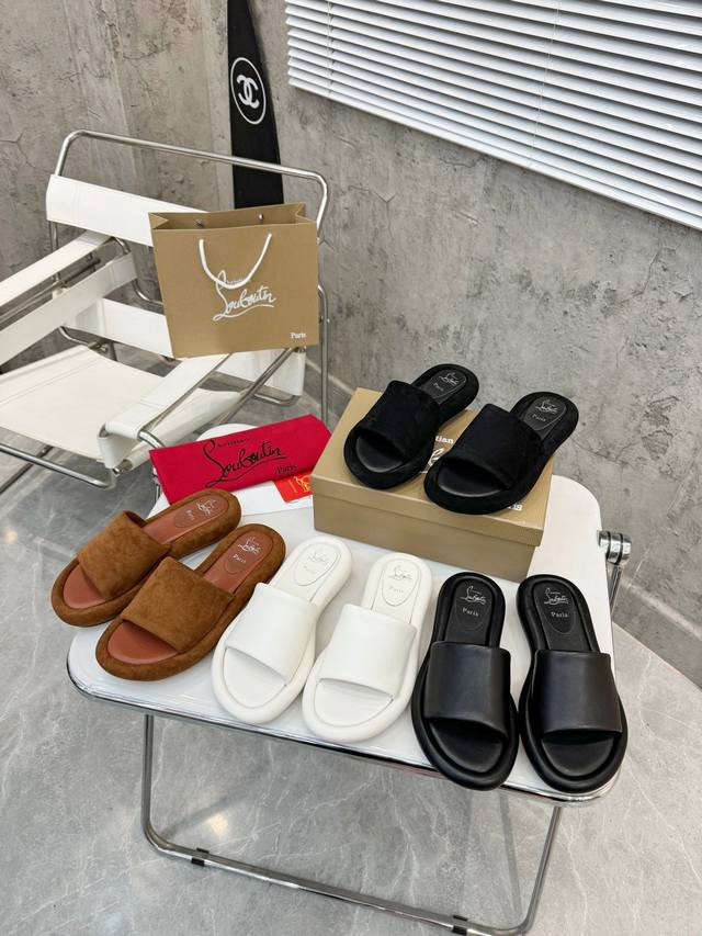 代购级④个颜色供选择。 重磅推出 Christian Louboutin Cl 红底鞋最新走秀款 简称Cl 红底鞋 T台走秀款小新清风带点贵气的感觉，上脚非常完