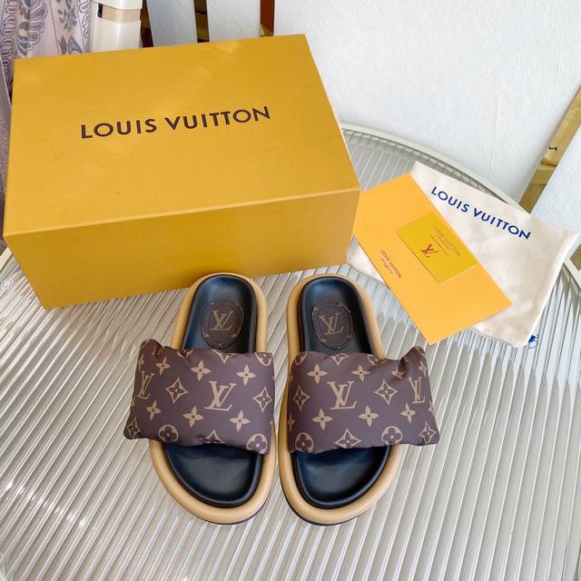 Louisvu On Ss23 New Arrival～ L驴家新款羽绒魔术贴凉拖鞋 宽胖的鞋型可以很显瘦，且鞋底有一定厚底增高哦！ 时髦精夏日必备单品 顶级品