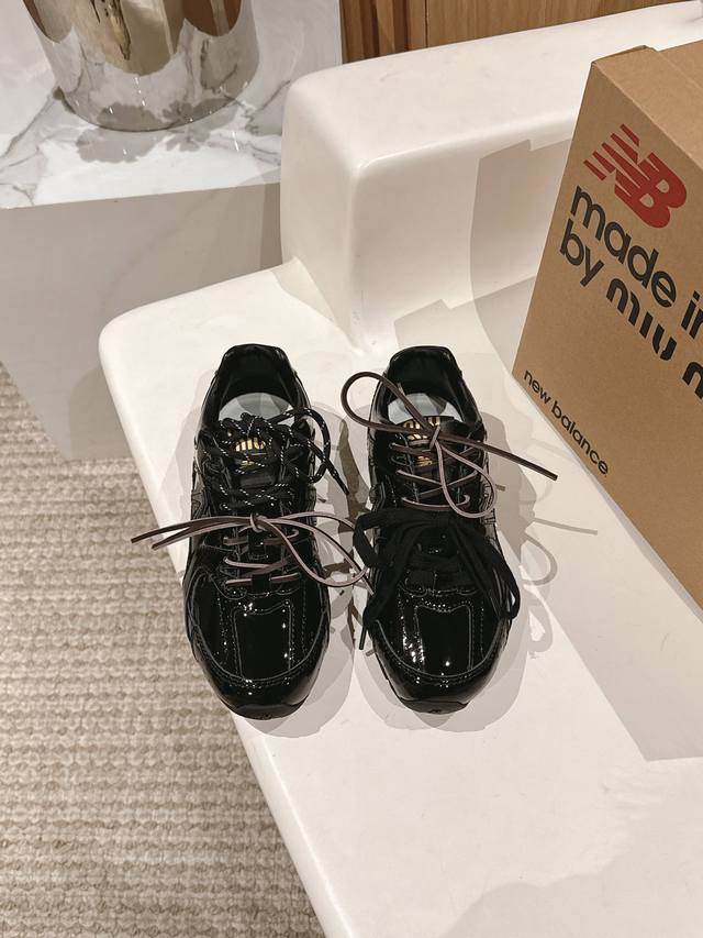 Miumiu 缪缪 Miu Miu X New Balance联名款运动鞋 早春发售前先近赏同样是在十月的巴黎时装周，又被眼尖的粉丝们看见了 Miu Miu X