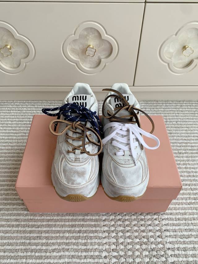 代购级Miumiu缪缪2025最新款美式厚底老爹鞋 运动鞋 ~ 颜值担当火爆款运动鞋 不得不入的一款～时尚 高级 随意搭配上脚非常舒适 年度必入款 最新走秀款运