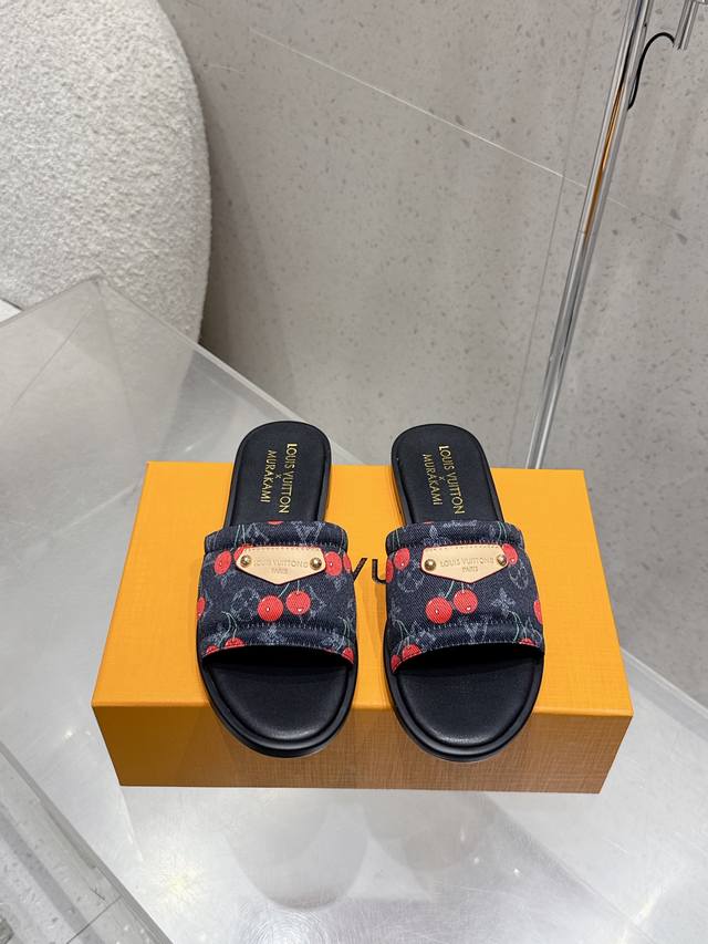 顶级版本 Louis Vuitton 25 Ss 路易威登最新款 平底拖鞋 本款莉莉凉拖出自路易威登×村上隆系列，Lv X Tm 9Am平底拖拥有瞩目线条，点明
