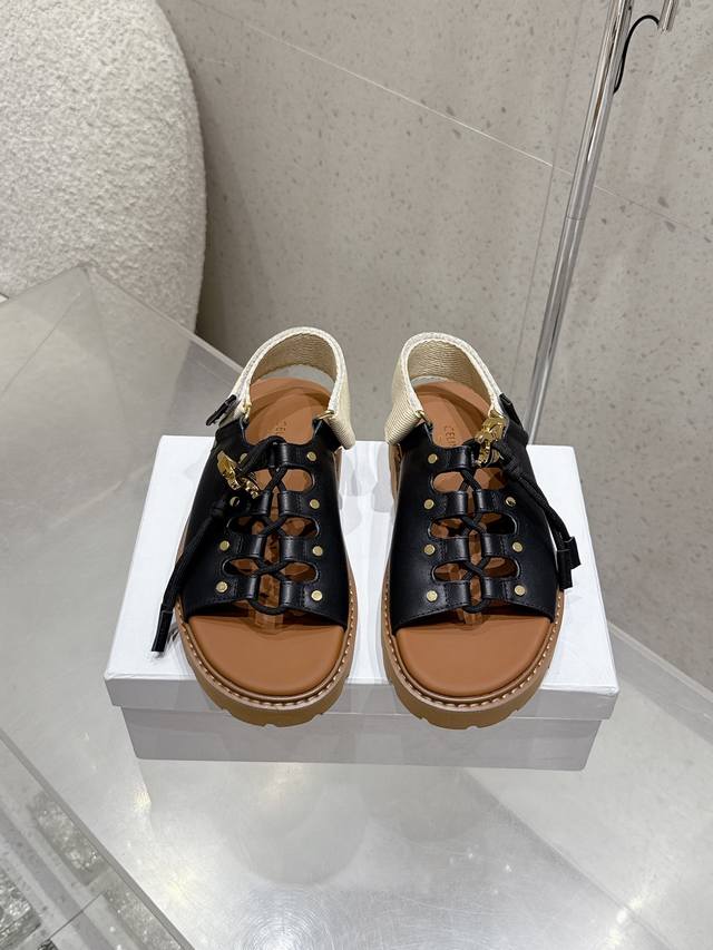 代购级 Celine 塞琳25Ss夏季新品 凯旋门春最新爆款 凉鞋 夏天搭配袜子 简直绝绝子 复古的点上带上了满分时髦感颜值原版购入开发 依旧最高输出 还原原版