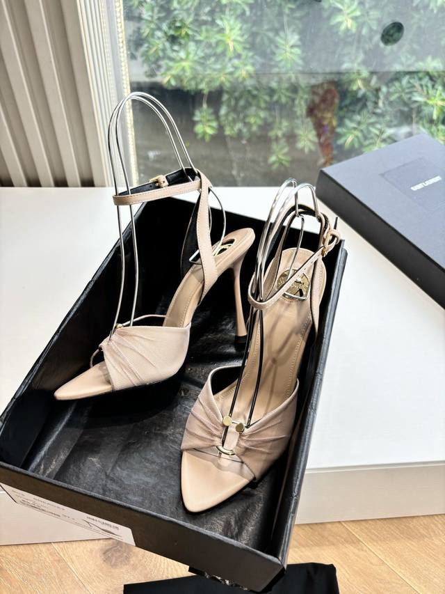 G988所见即所得Saint Lauren*Ysl圣罗兰经典大Logo平底凉鞋！这款凉鞋绝对是我鞋柜里的颜值担当。 醒目的Ysl大Logo金属饰扣 精致又闪耀