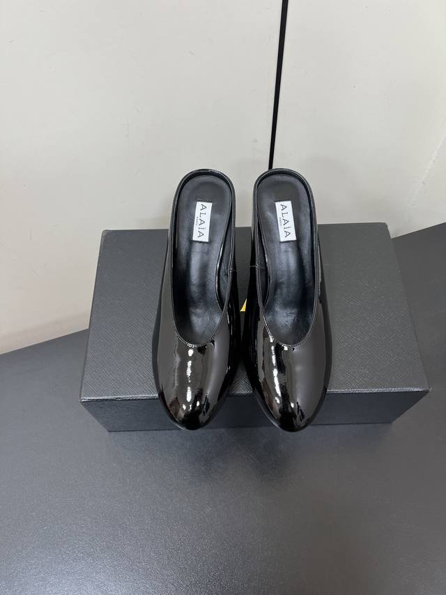 Alaia 阿萊雅 25Ss 春夏新款 坡跟拖鞋 这品牌这不用多说，是近两年最火之一的品牌，几乎博主人手一双！ 春天的季节就要到了，推荐这款随性又不乏设计感的拖
