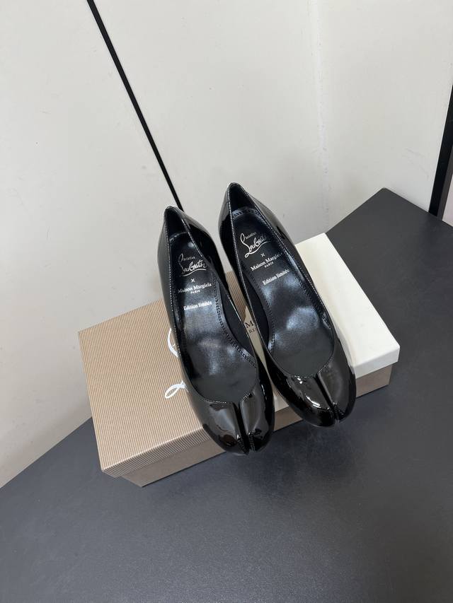 高跟款！Cl X Mm6 Maison Margiela 25新款分趾红底鞋高跟鞋 漆皮 网面水钻款 Maison Margiela 与 Christian L