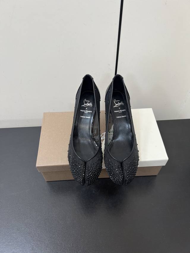 高跟款！Cl X Mm6 Maison Margiela 25新款分趾红底鞋高跟鞋 漆皮 网面水钻款 Maison Margiela 与 Christian L