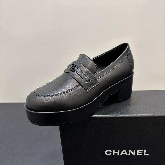 Chanel香奈儿最新秀款 厚底单鞋乐福鞋Zp购入打版！香奈儿这款黑色乐福鞋，经典与时尚兼具。光滑皮革质感上乘，标志性双C扣饰低调奢华。厚底粗跟设计，既增添气场