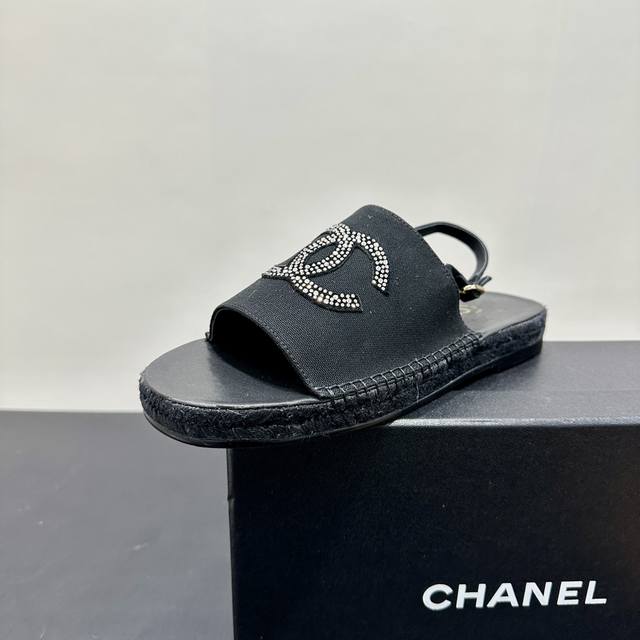 Chanel香奈儿水钻双C渔夫后带凉鞋，将经典与时尚精妙糅合。鞋面水钻烫钻镶嵌的双C标志璀璨耀眼，自带奢华气场。简约露趾设计，勾勒优雅脚线。其鞋底融入渔夫鞋元素