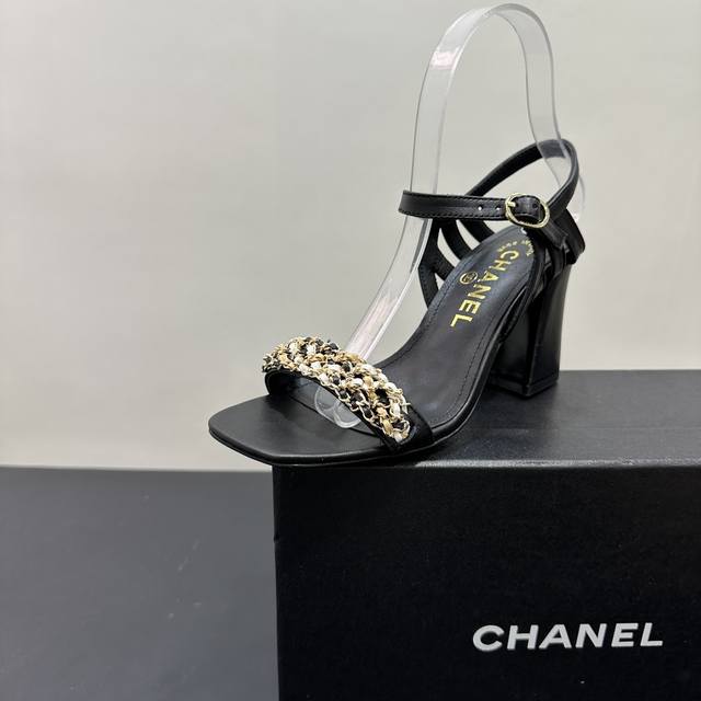 2025Ss Chanel小香风香奈儿粗跟凉鞋，时尚与实用兼具。独特链条饰带闪耀吸睛，经典双C元素低调暗藏，尽显奢华质感。粗跟设计稳定舒适，行走间自信从容。多样