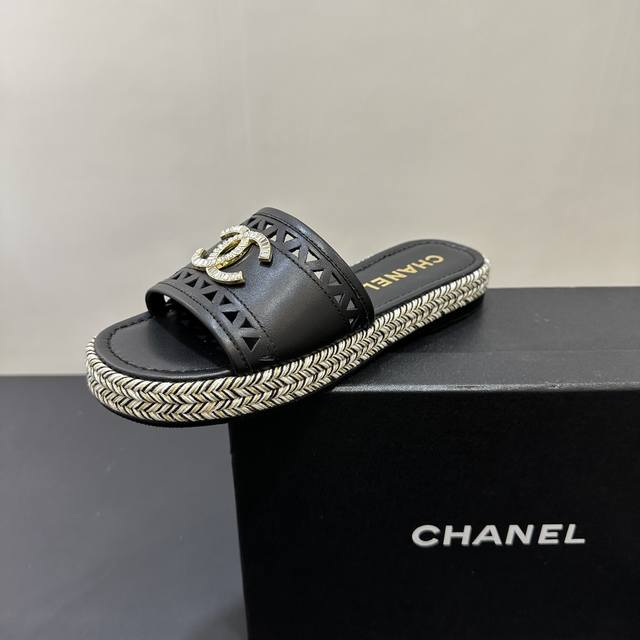 2025Ss Chanel 香奈儿夏季新款厚底镂空拖鞋 标志性双C Logo 搭配精致水钻，奢华尽显。多种配色适配不同风格穿搭，无论是休闲出街还是度假漫步，都能