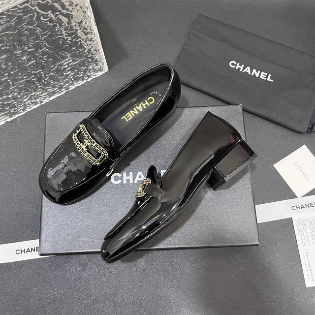 Chanel｜香奈儿小香25C早春新品 双C链条扣低跟跟乐福鞋 满满的复古风 秀气的鞋型 看着就很讨喜 圆中带点尖的鞋头 衬托脚也变得瘦瘦的 显得修长 经典链条