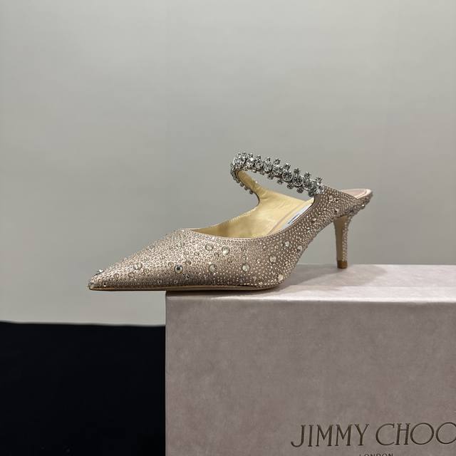 225 Jimmy Choo Jc穆勒尖头后空凉鞋烫钻水钻上新 超赞周仰杰25春夏系列 重逢惊艳 优雅邂逅 碰撞之美 时尚国外博主同款街拍推荐 造型大胆别致满分