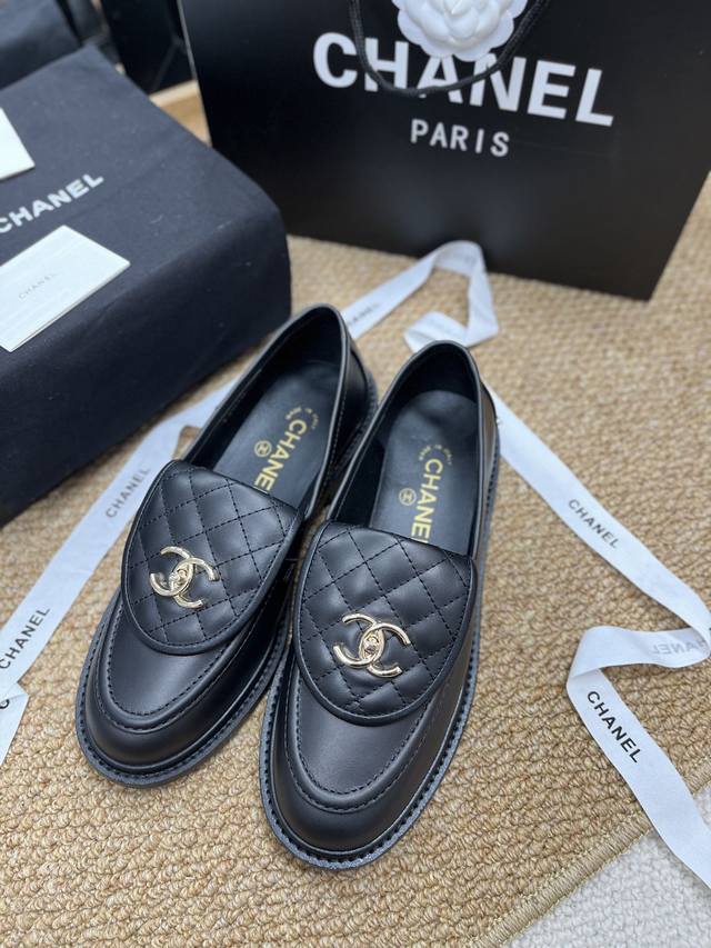 顶级版本 Chanel 香奈儿 新款翻盖复古菱格乐福鞋 新颜色 鞋面进口小羊皮，原版开模五金大扣电绣内里垫脚混种小羊皮，原版意大利真皮大底 Size：35-39