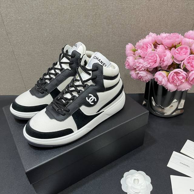 厂价 Chanel 香奈儿小香24B早秋上新 高帮运动鞋，各大平台热卖单品~也是网红达人穿搭首选小香整个系列已全面升级 鞋面增加更多时尚元素 鞋面用料拼接鞋面