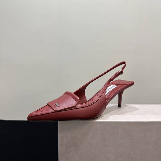 Jimmy Choo 2025早春新品高跟Jc后空凉鞋 低调不失华丽 性感又不显张扬说的就是这款 上脚太好看了 鞋型是大家都爱的秀气款 非常非常显瘦 侧面整个弧
