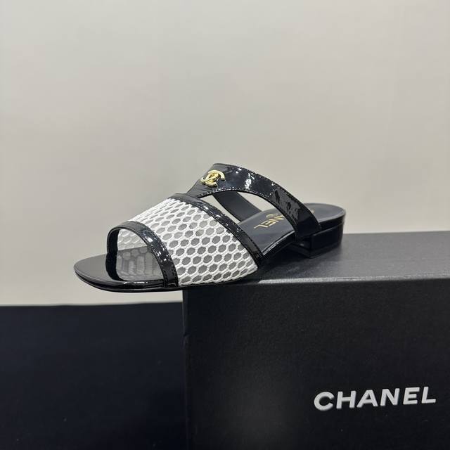 Chanel香奈儿平底拼接低跟平底拖鞋，优雅夏日，香奈儿凉拖不容错过！经典双C标志闪耀，彰显奢华格调。网眼材质搭配精致设计，时尚又透气。无论是搭配裙装展现柔美，