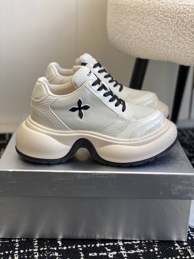 Smfk 厚底老爹鞋小众潮牌爆款来袭 想拥有一双既独特又舒适的运动鞋吗？机会来啦！这款 Smfk 小众潮牌运动鞋但注意哦，鞋子偏大一码~ 它的设计感满满，浮雕元