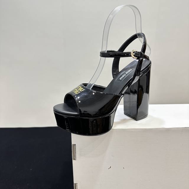 2025Ss Miu Miu缪缪25S春夏新品 恨天高防水台粗跟凉鞋 鲜明的设计风格和独特的美感 极强的彰显着个性不羁的摩登态度 创作即外观线条优美流畅 又上脚