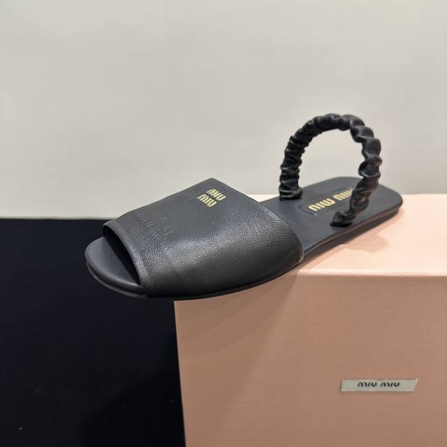 2025Ss Miumiu春夏新品拖鞋 度假风满满 简单又复古 软绵绵的脚感真的太爱了！ 上脚轻盈舒适又时髦！ 面料采用原版定绵羊皮 内里垫脚均为羊皮 原版开模