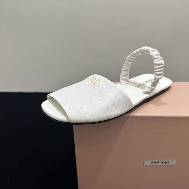 2025Ss Miumiu缪缪春夏新品拖鞋 度假风满满 简单又复古 软绵绵的脚感真的太爱了！ 上脚轻盈舒适又时髦！ 面料采用原版定绵羊皮 内里垫脚均为羊皮 原版