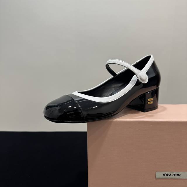 2025Ss Miumiu 缪缪新品走秀粗跟低跟玛丽珍鞋单鞋 甜妹款这期也给大家安排上了 带有弧形小圆头 完美诠释赫本风 就是很经典不过时 上脚可爱又减龄 还很