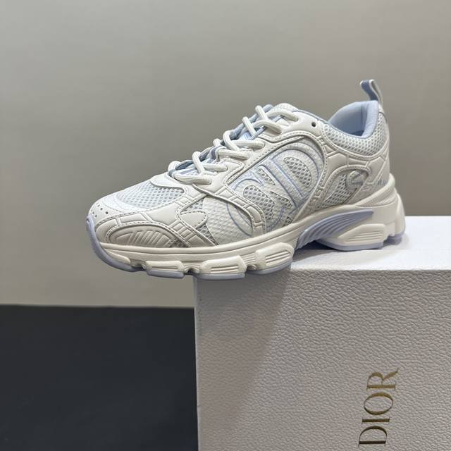 Dior 明星款25Ss 主推爆品 全新发售的迪奥 Dior Chrono 新款休闲运动鞋跑鞋老爹鞋 真的酷毙了，未来感十足 真的好飒！再次演绎了迪奥酷时尚的理