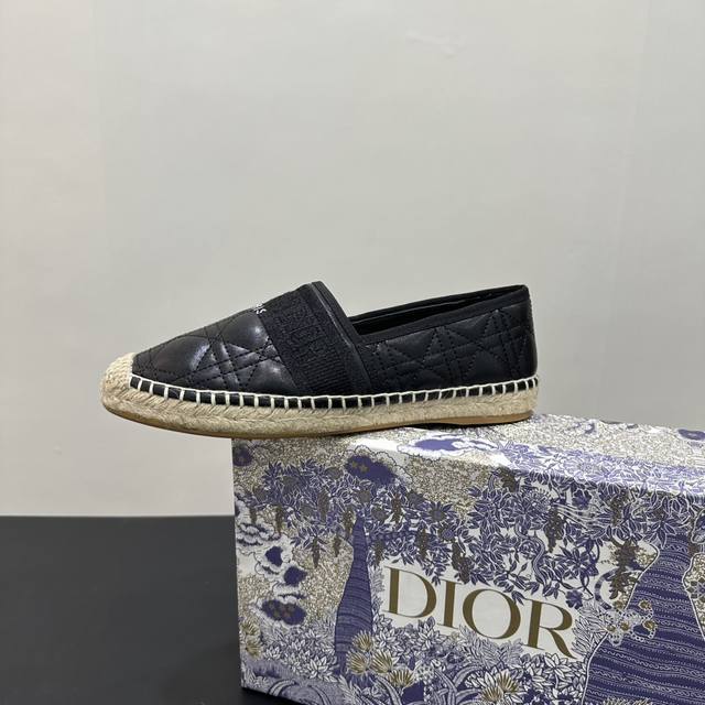 Dior迪奥渔夫鞋，时尚出圈必备！ 宝子们，迪奥渔夫鞋来炸场！标志性迪奥标识带，搭配精致编织纹理，一眼就很高级 。不管是甜美风连衣裙，还是率性牛仔裤，它都能搭出