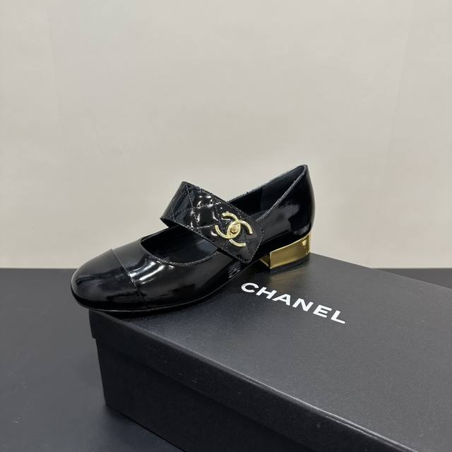 厂价 Chanel｜小香经典菱格玛丽珍漆皮单鞋 对它一见钟情 不夸张哦～ 这大概就是小香的魅力 总是很懂女生 虽然看上去很冷但配上黑丝袜特有感觉 是今年的最新款