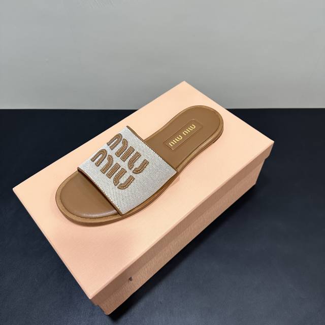 Miumiu 25Ss 最新夏季平底拖鞋 今年夏天为你们多准备几双必备拖鞋，老顾客都反应对这款需求很大！ 专门订制的一批为Miumiu后续新款做准备的，工艺确实