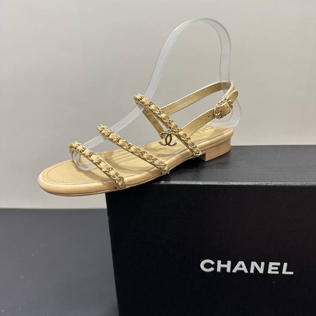Chanel｜香奈儿小香25P春夏新品 双C平底链条凉鞋 链条凉鞋今年的大爆款 已被它的美貌折服得随性自然 又有香家经典的霸道 从皮质到五金满满的高级感 ！ 上