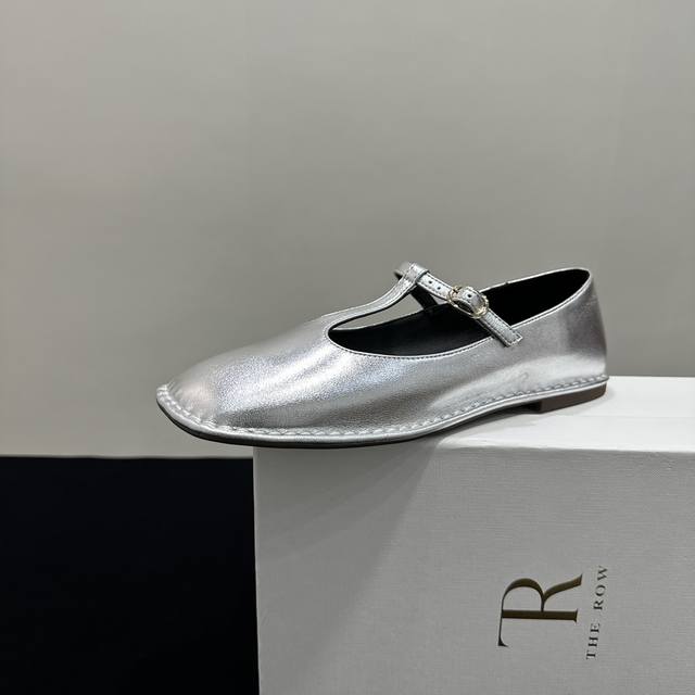 The Row 小众潮牌 25Ss早春新款 玛丽珍鞋芭蕾舞鞋 平底单鞋 超级柔软舒适 春天的第一双奶奶鞋非它莫属 金灿灿的美丽需要立马分享 超级软糯的皮子，暴走