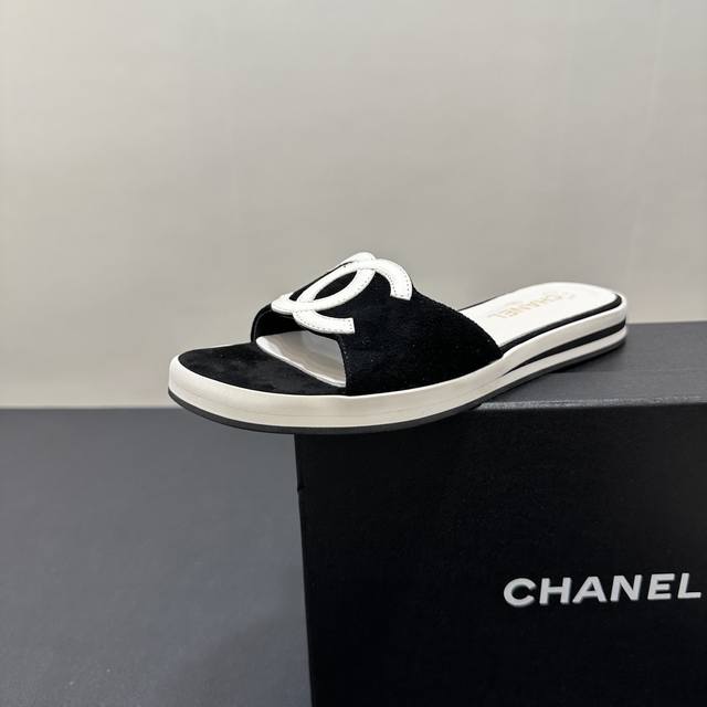 Chanel香奈儿小香风经典双C标一字带拖鞋，时尚与舒适兼具。简约设计搭配标志性元素，尽显优雅格调。无论是搭配休闲装出街，还是为度假造型增色，都能轻松驾驭，为你