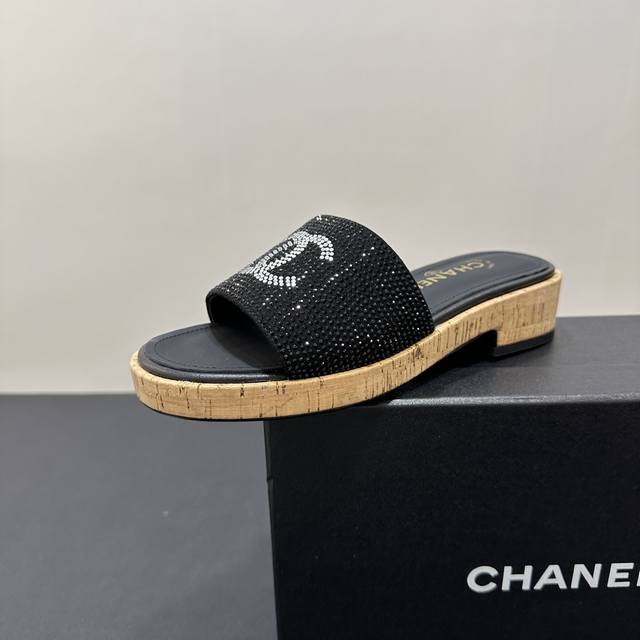 Chanel香奈儿小香风水钻拖鞋，奢华与时尚碰撞。鞋面闪耀水钻，勾勒经典标识，吸睛夺目。厚底设计增添休闲感，舒适又显高。无论是漫步街头还是出席派对，都能瞬间提升