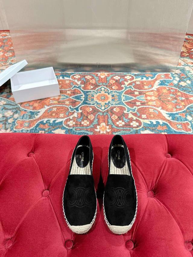 Celine 思琳赛琳早春新款爆款渔夫鞋 简约大气时髦，耐看不过时，是时尚圈永不退潮的经典所在，复古的渔夫鞋。原版手工编织面，特定布面 生胶大底。 码数:35-