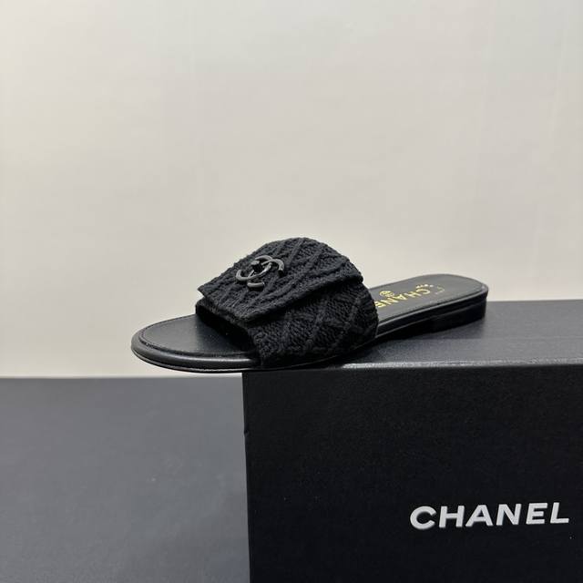 Chanel香奈儿小香风早春新款毛线编织拖鞋 本季秋冬季必备单品 香奈儿秋冬重工爆款 时髦精必备 简约又难以抗拒 精致细节放大看 原版开模五金扣 原版编织毛线鞋