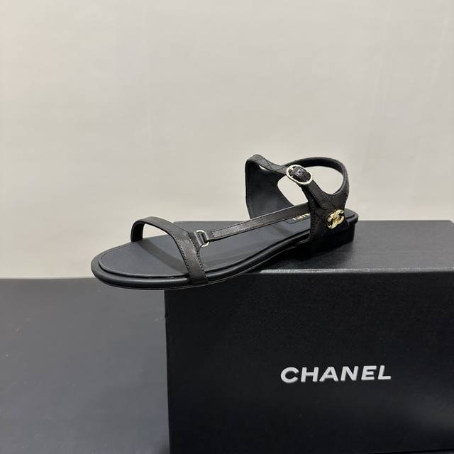 2025Ss夏日时尚秘籍来啦！Chanel香奈儿小香风这款一字带平底凉鞋，简约菱格设计尽显优雅格调。经典双C标志点缀，低调奢华。多色可选适配不同穿搭风格，无论是