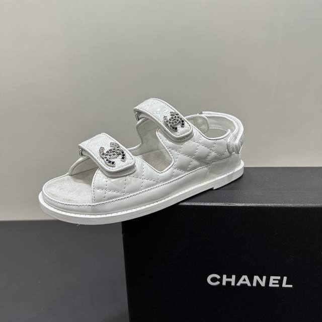 真皮底皮面 2025春夏最新面料 专柜主推魔术贴沙滩凉鞋新色系列上新 ★★★★★ 众多明星网红上脚，国内外博主刷爆的一个百搭系列，春夏衣橱搭配必备 凉鞋首选.