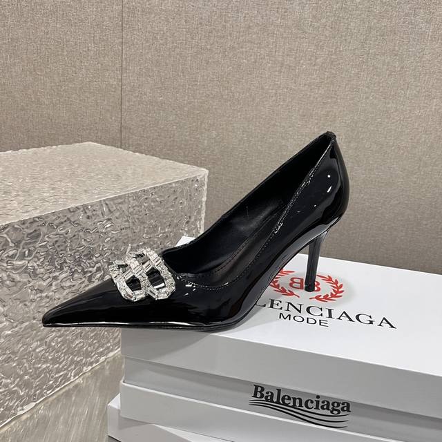 Balenciaga巴黎世家这款经典水钻高跟鞋单鞋，时尚与气场并存。经典的黑白配色，适配各种风格穿搭。鞋头的钻饰Logo点缀，华丽吸睛，瞬间提升整体精致感。细高